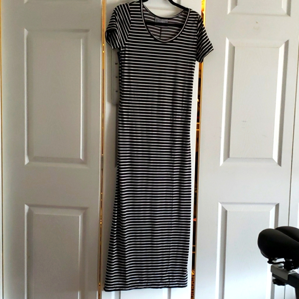 Maxi Dress Ensemble black white striped stretchy looks great with belt Sz 2